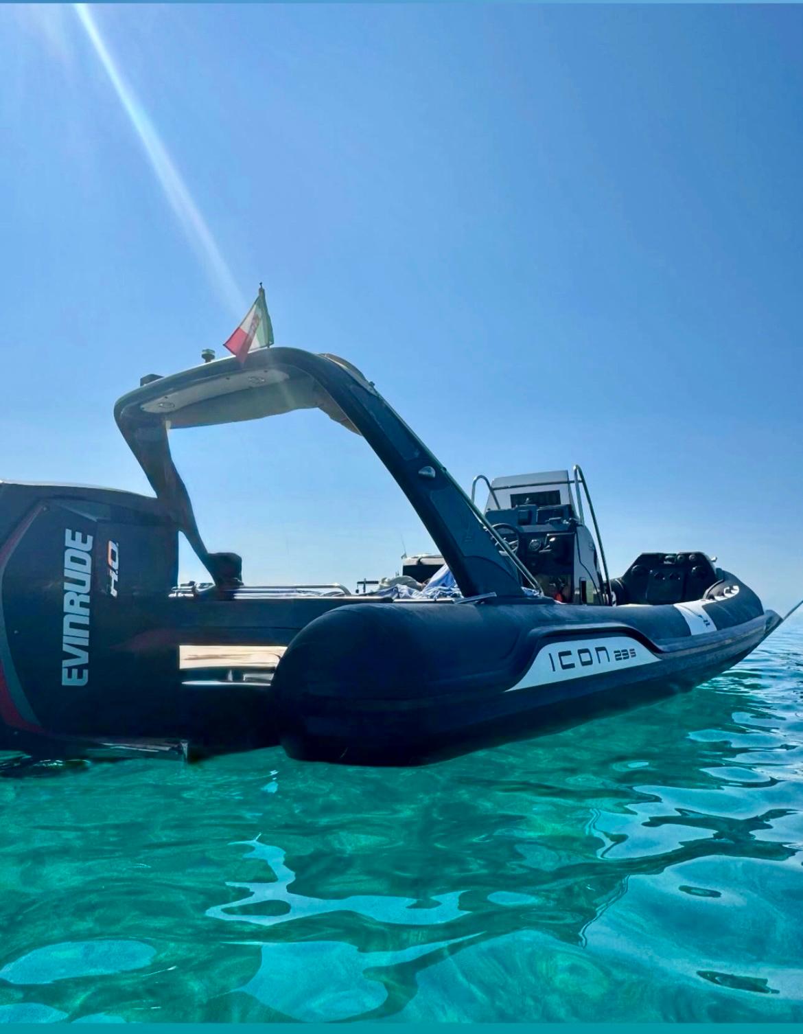 Icon 23s luxury boat Seaside Gommoni